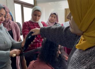 التمكين في مهارات تصفيف الشعر صورة